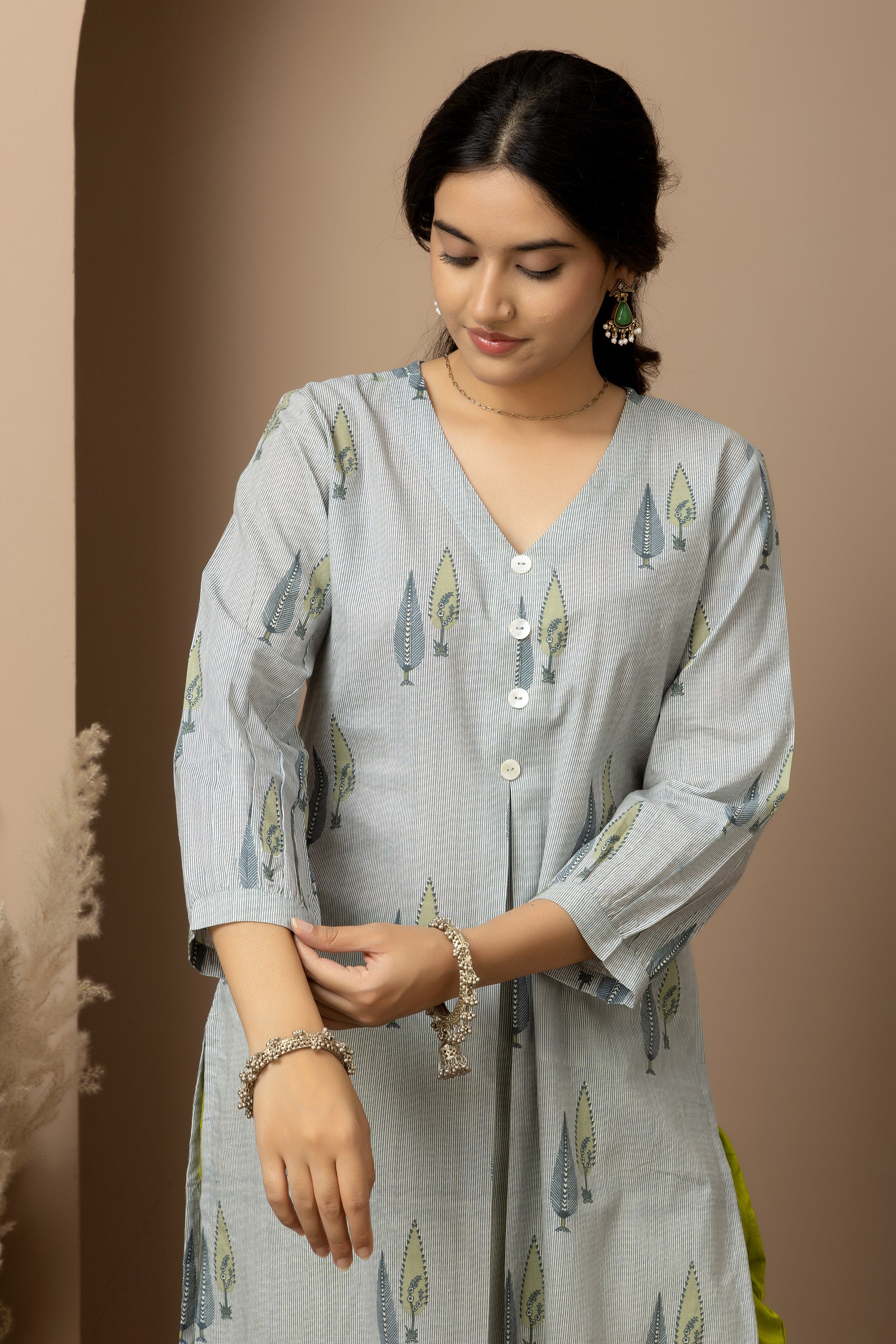 Grey Meadow- Mist grey 100% cotton kurta with blue-green motif screen print