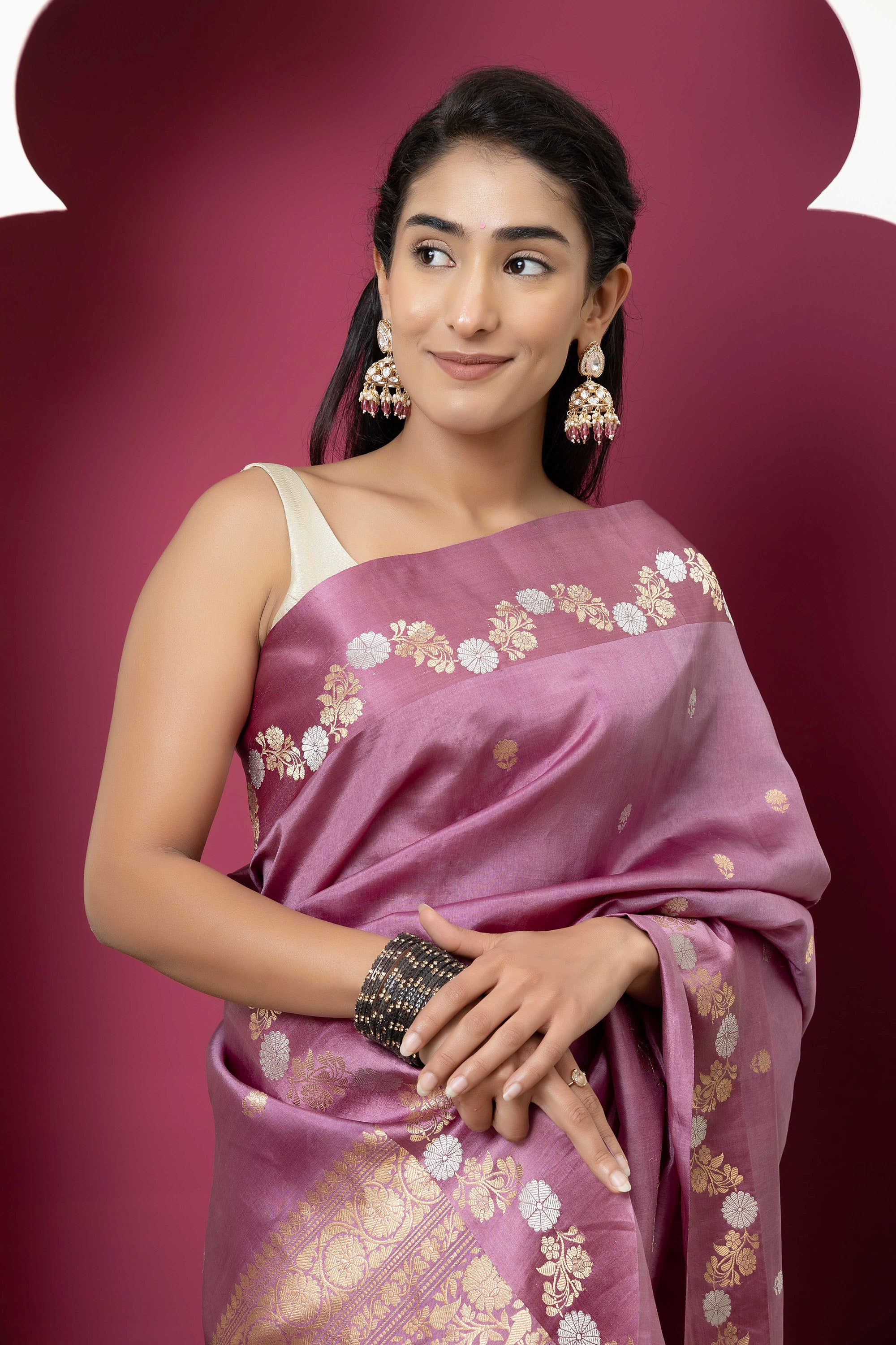 Banarasi Handloom mauve pure silk saree with running vine adorned with flowers on the border, small bute all over and zari border