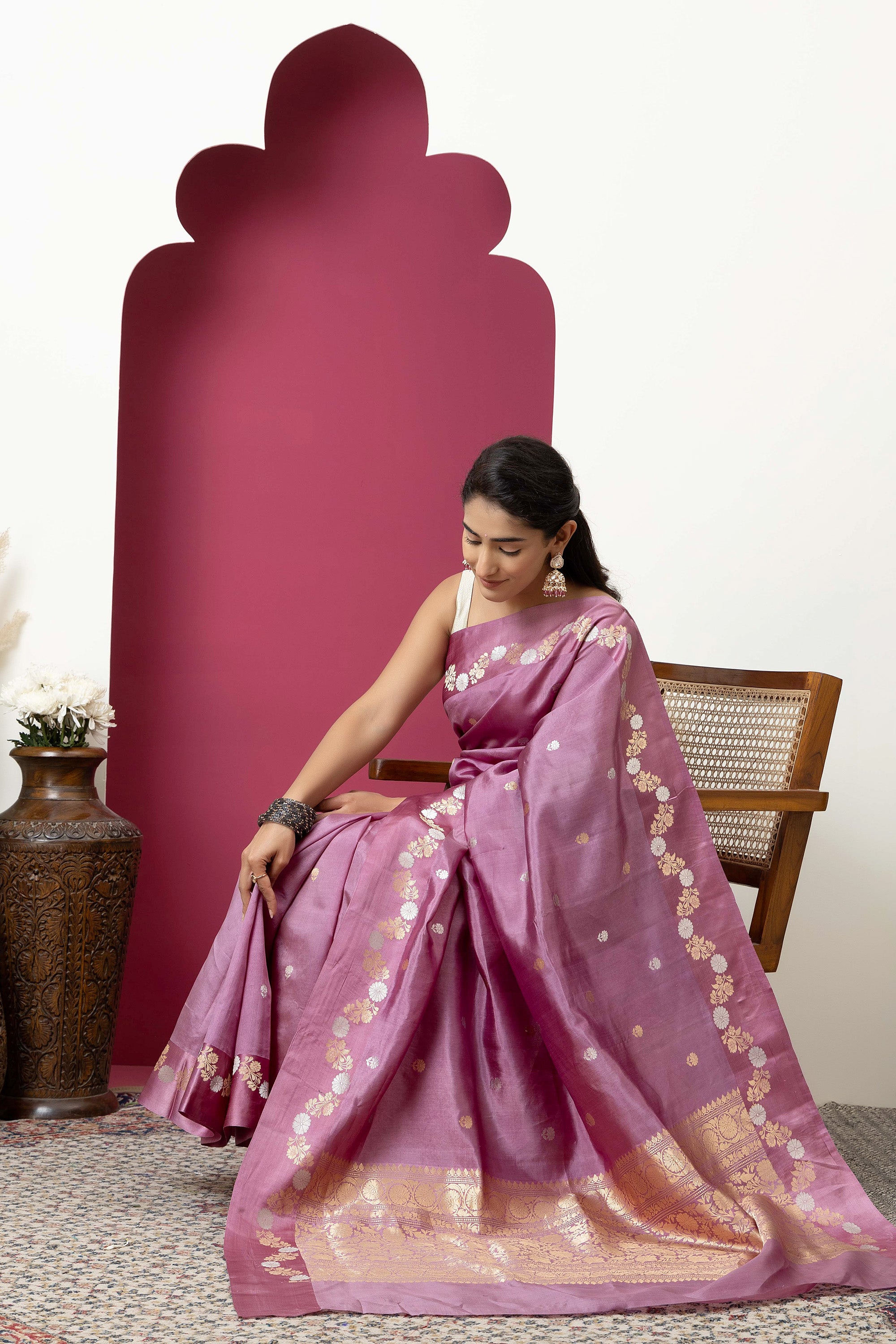 Banarasi Handloom mauve pure silk saree with running vine adorned with flowers on the border, small bute all over and zari border