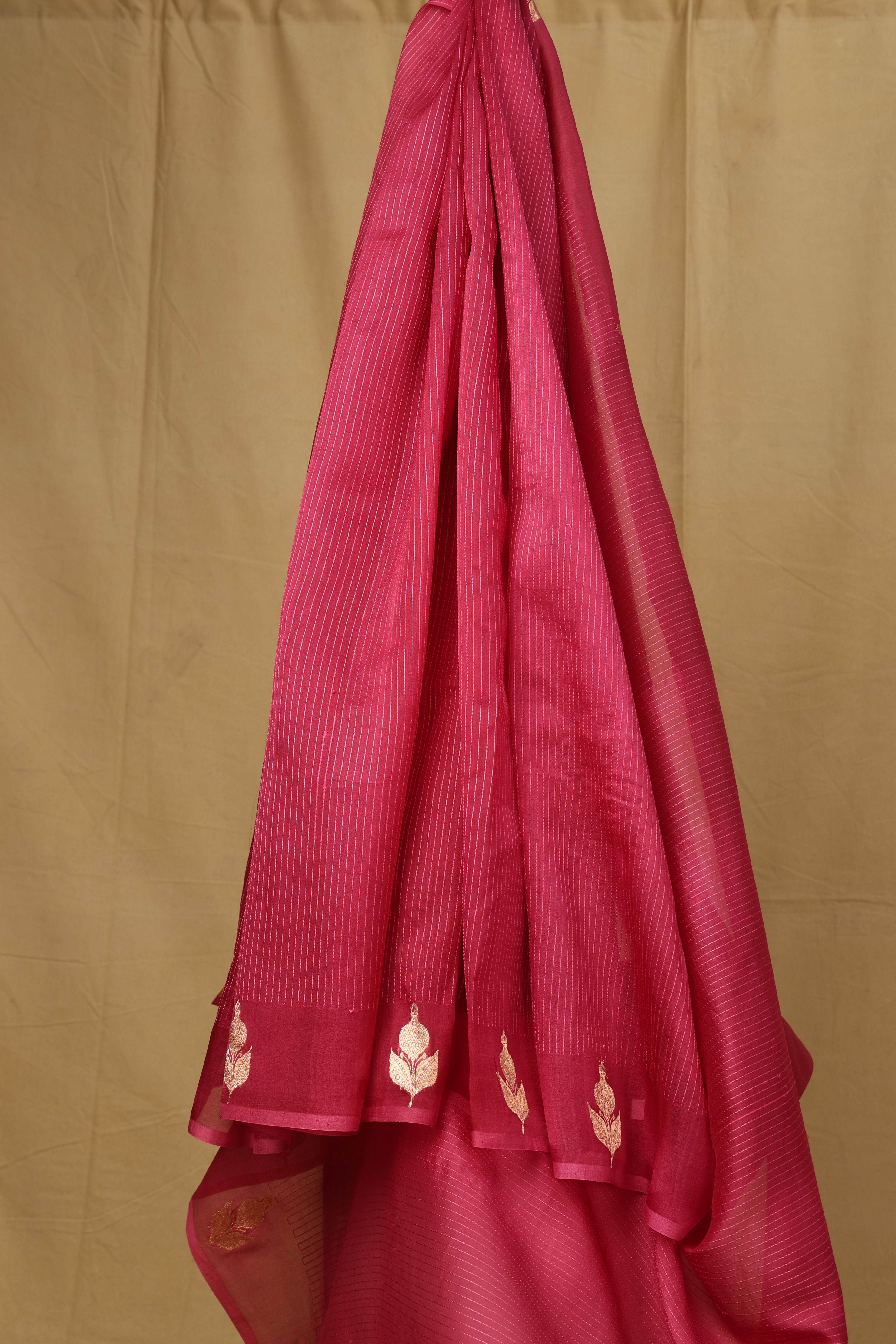 Banarasi pure Organza silk deep pink handloom saree with intricate zari Bute on the border and intricate border