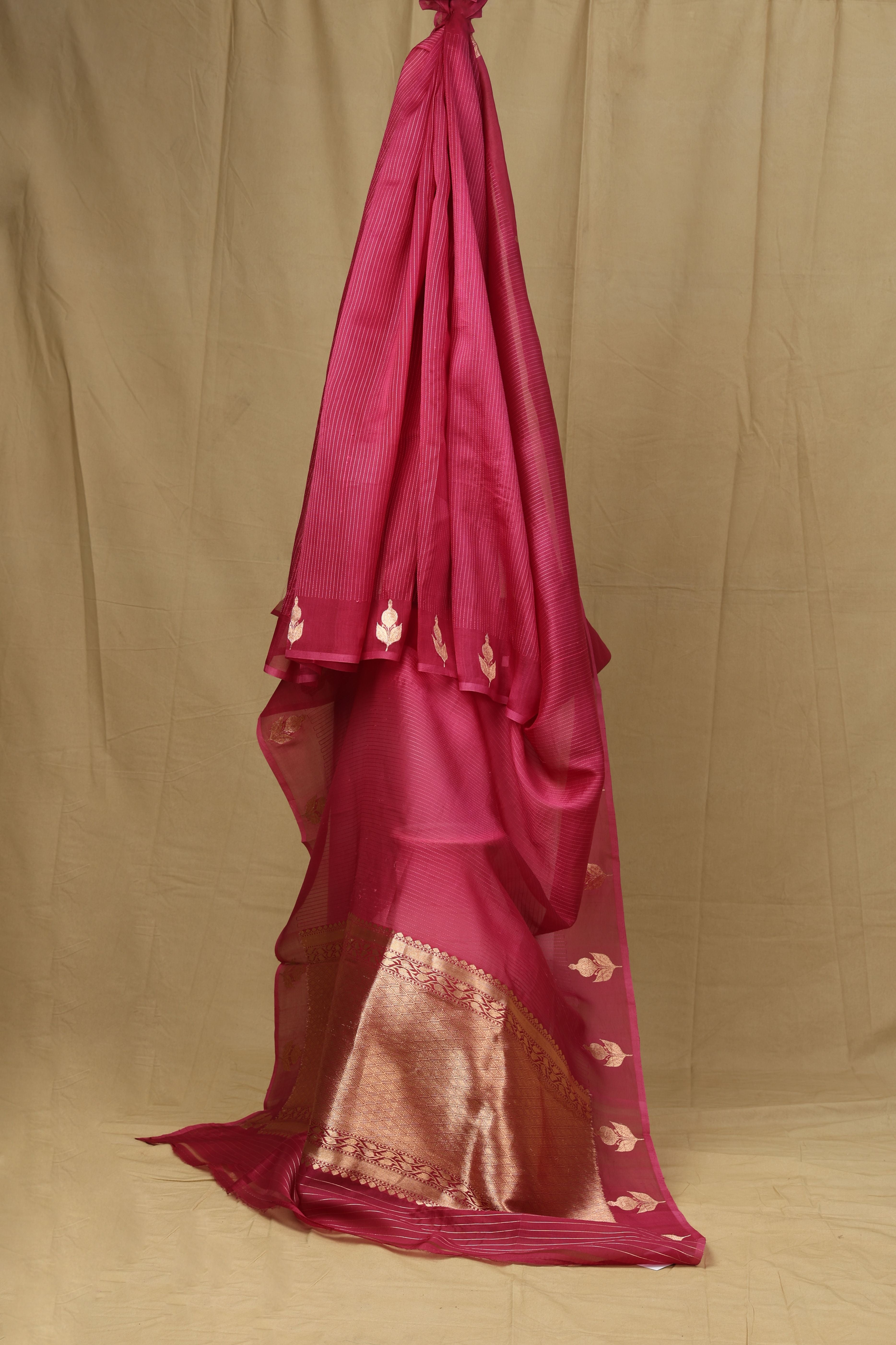 Banarasi pure Organza silk deep pink handloom saree with intricate zari Bute on the border and intricate border