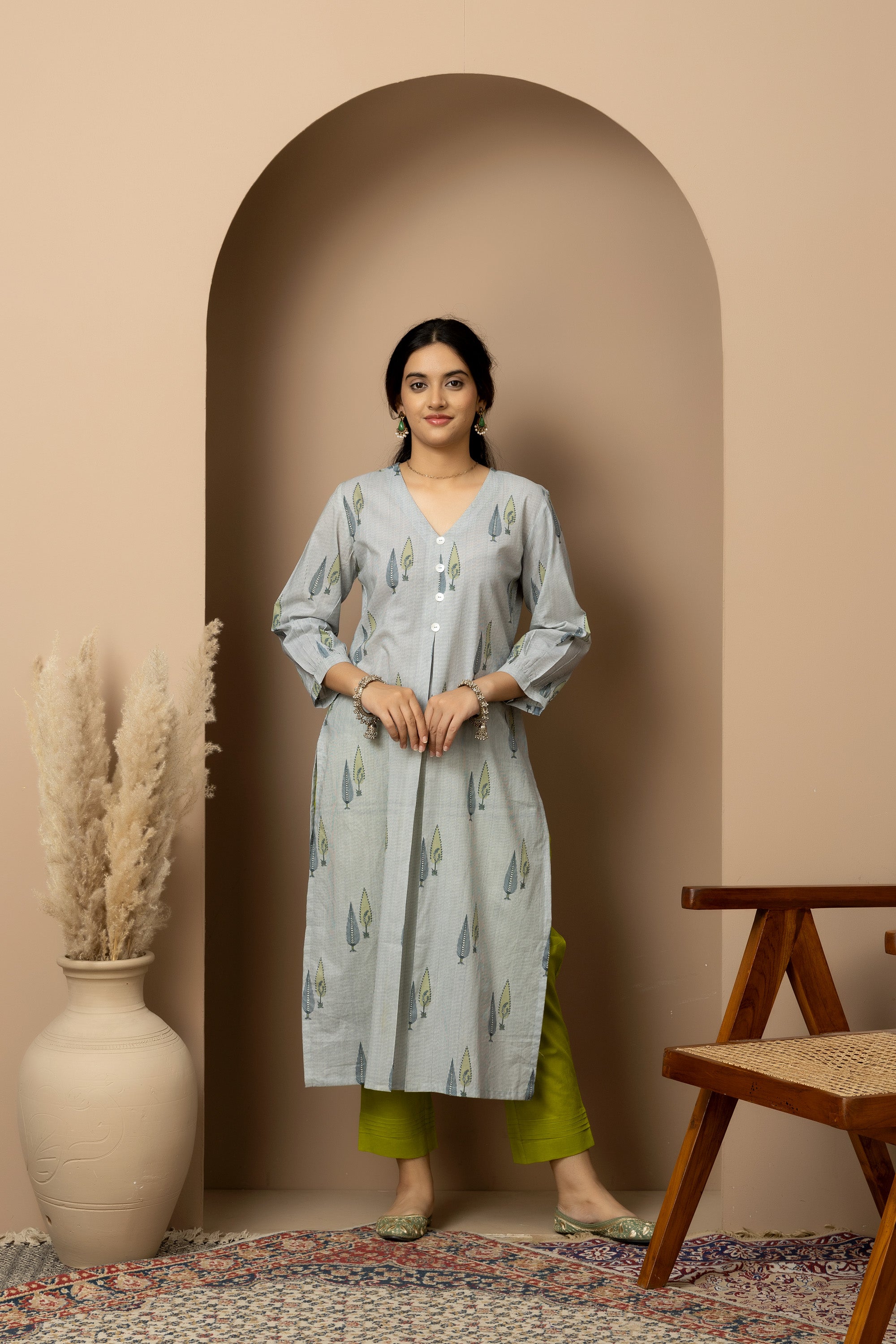 Grey Meadow- Mist grey 100% cotton kurta with blue-green motif screen print