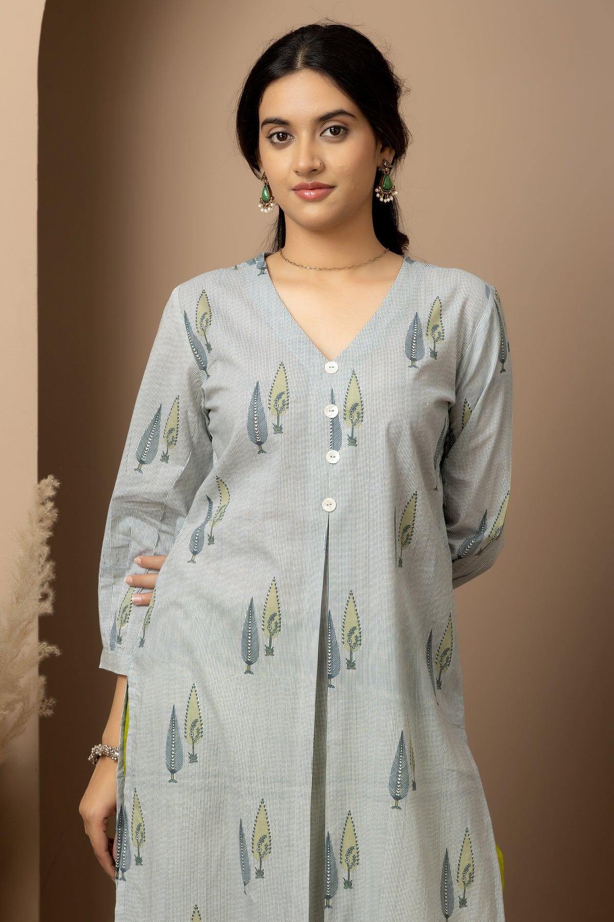 Grey Meadow- Mist grey Jaipur cotton kurta with green straight pants