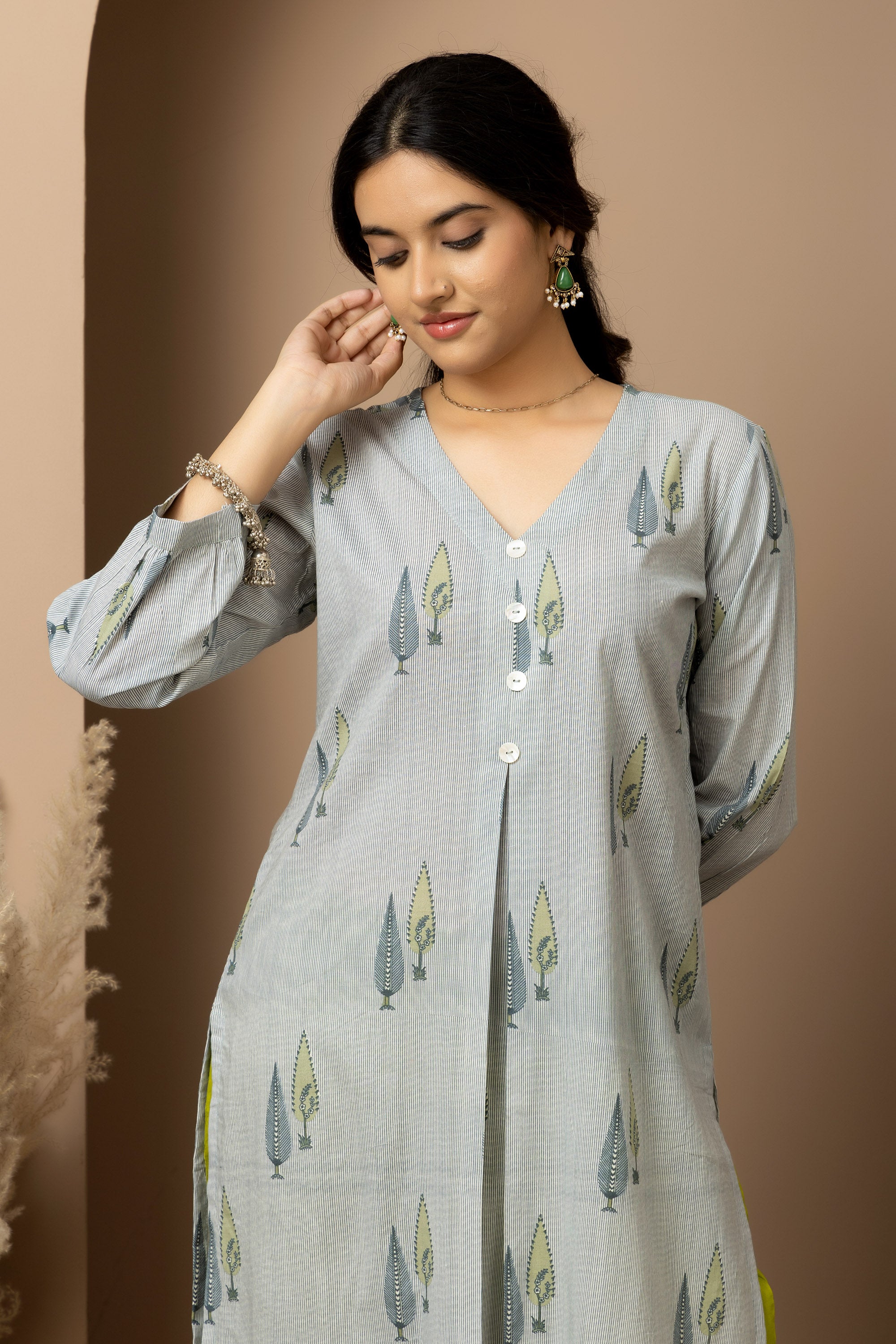 Grey Meadow- Mist grey 100% cotton kurta with blue-green motif screen print