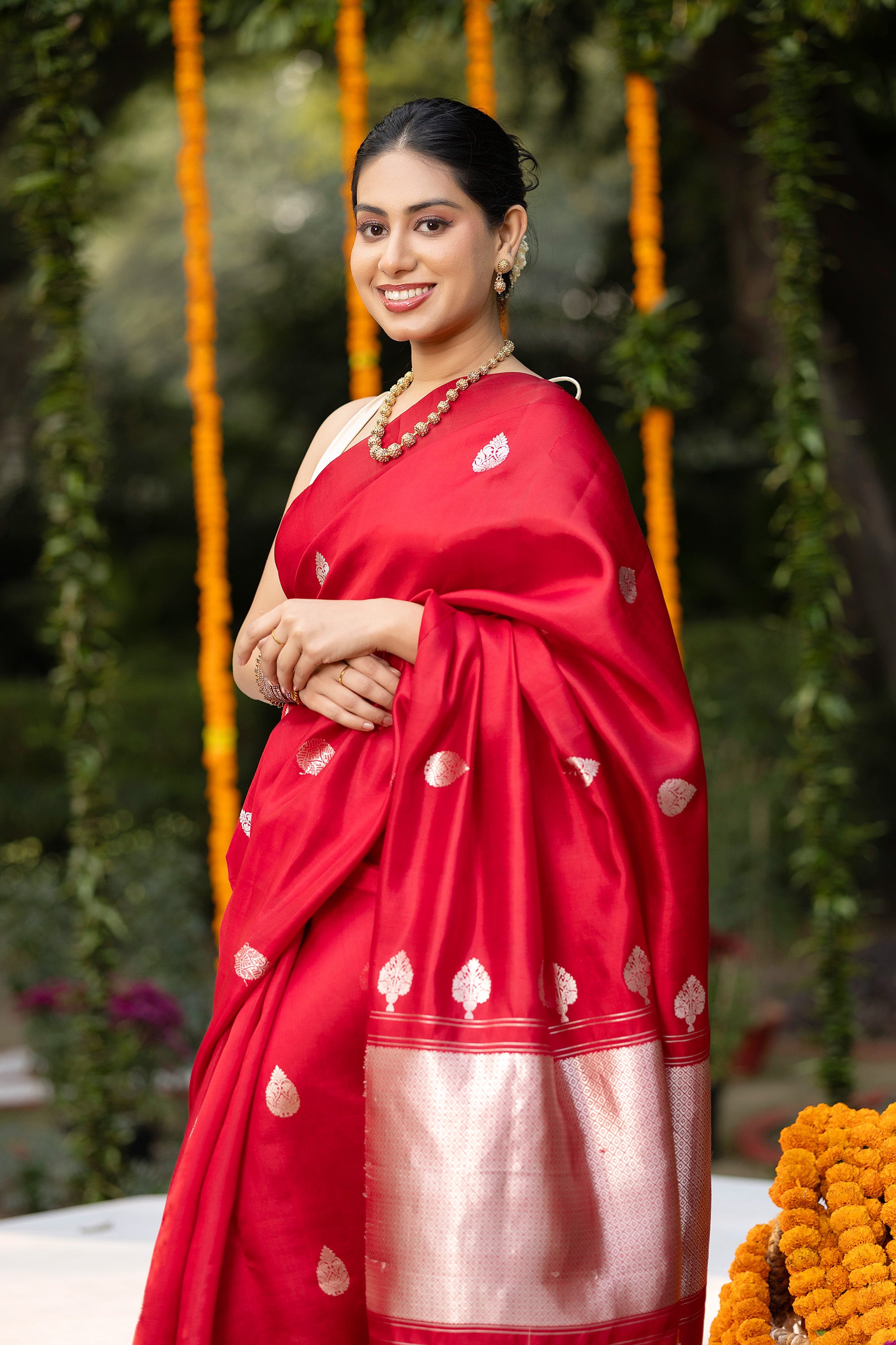 Banarasi handloom red pure silk saree with large zari Buti and zari pallu