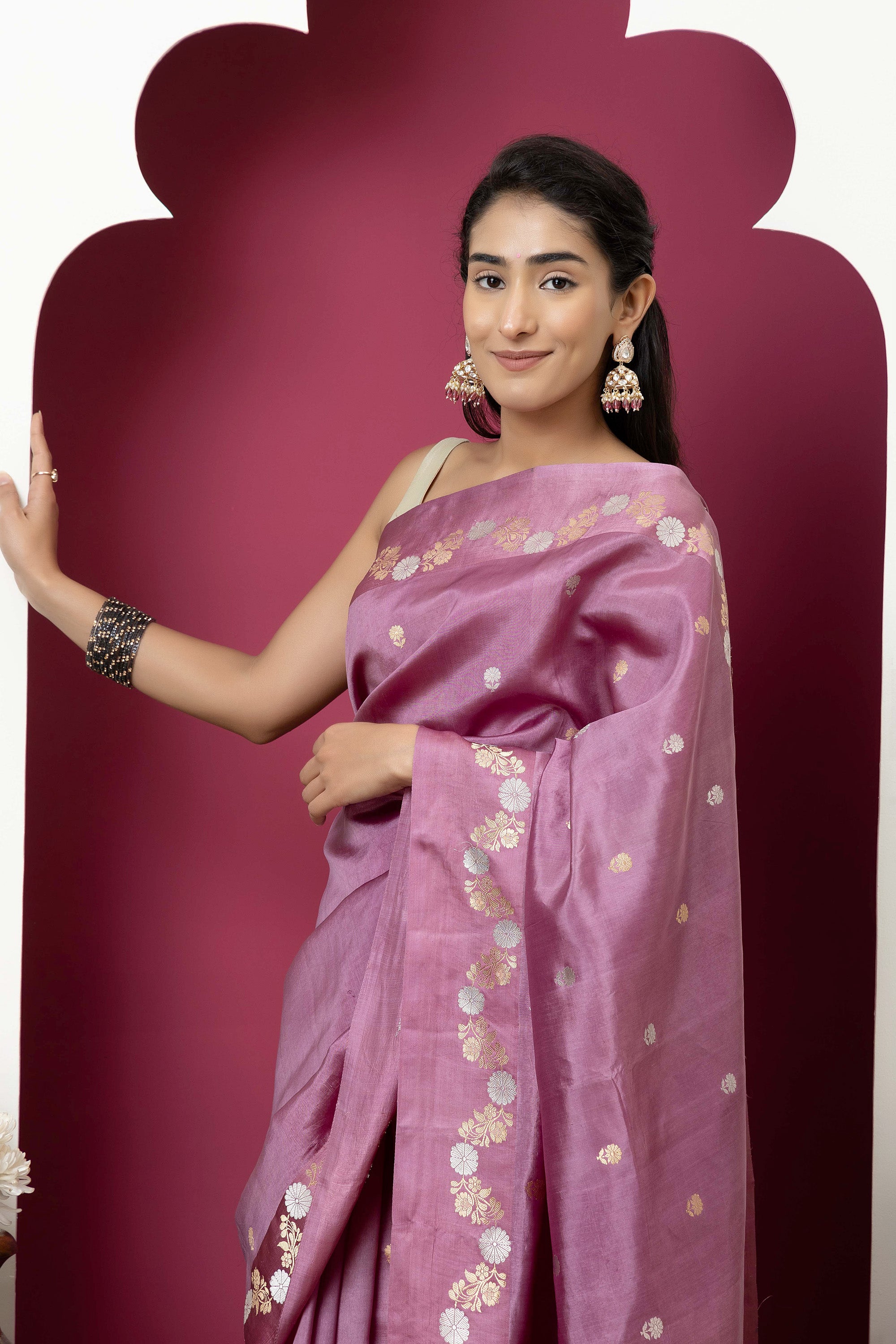 Banarasi Handloom mauve pure silk saree with running vine adorned with flowers on the border, small bute all over and zari border