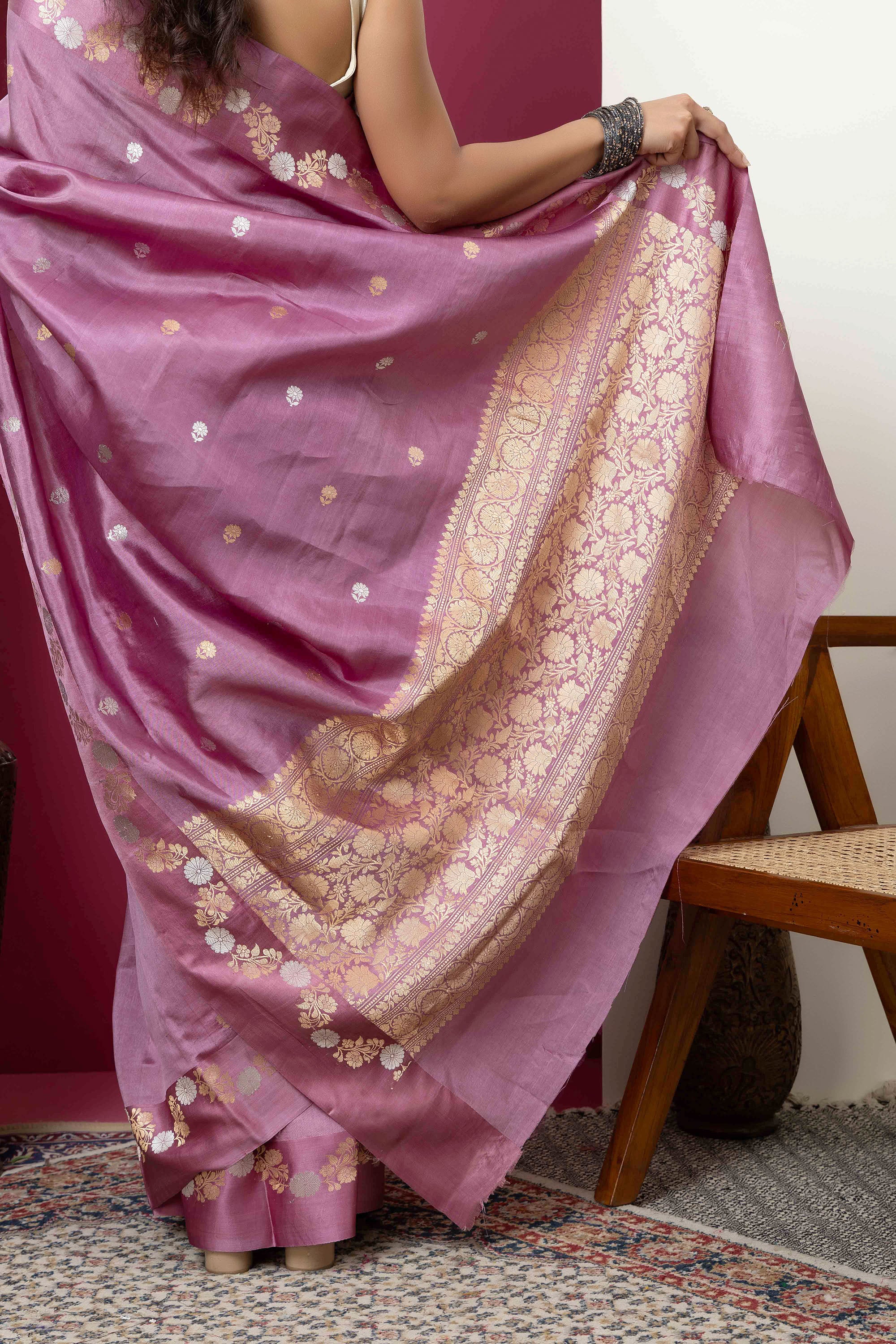 Banarasi Handloom mauve pure silk saree with running vine adorned with flowers on the border, small bute all over and zari border