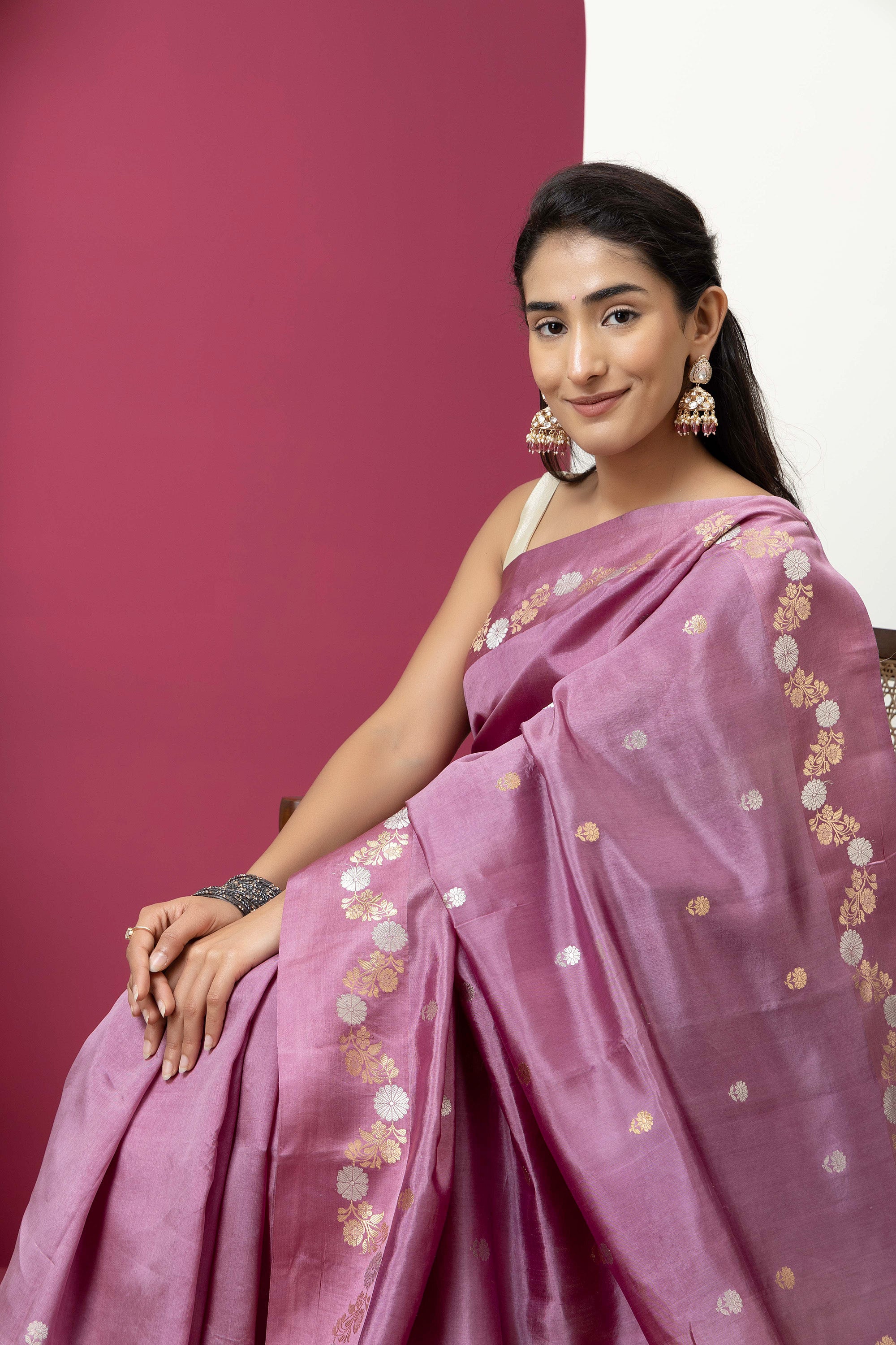 Banarasi Handloom mauve pure silk saree with running vine adorned with flowers on the border, small bute all over and zari border