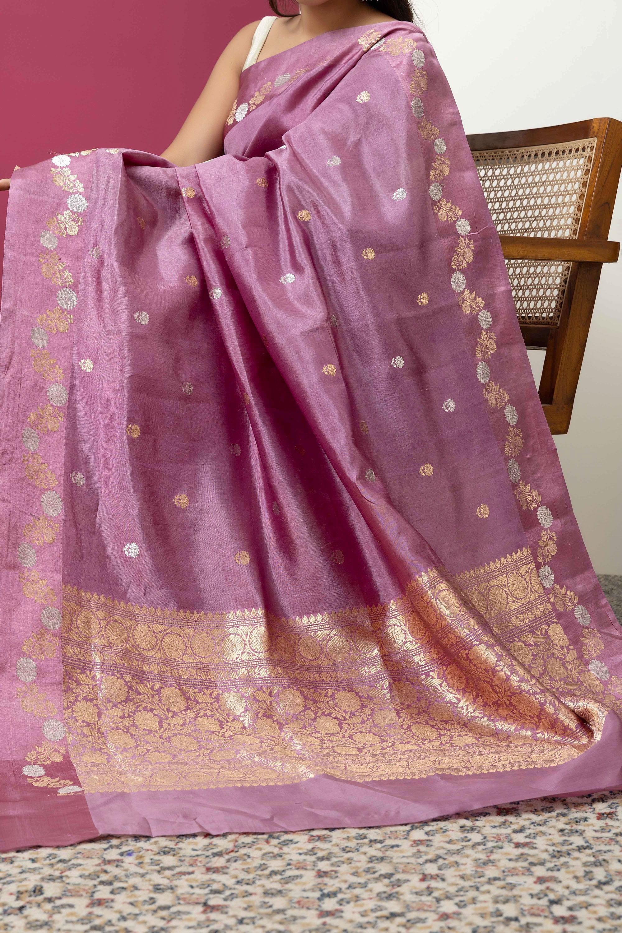 Banarasi Handloom mauve pure silk saree with running vine adorned with flowers on the border, small bute all over and zari border